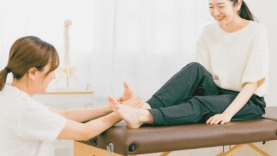 足ツボ施術を受ける人
