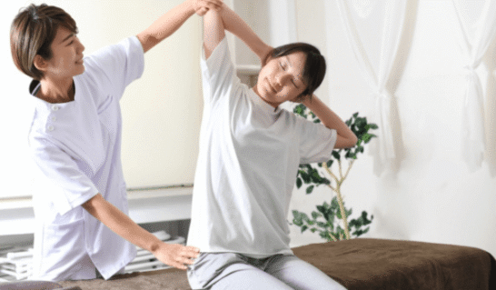 体側のストレッチ施術