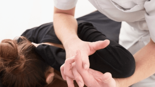 肩関節の矯正施術の様子